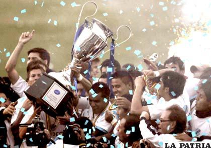 Jugadores de Bolívar levantan el trofeo de campeón