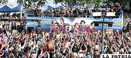 Jugadores del Barcelona celebran junto a sus seguidores