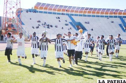 Jugadores de Oruro Royal, levantan el trofeo de campeón de la AFO