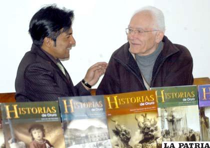 Fabrizio Cazorla (izquierda) recibió la felicitación del padre Bernardo Zanella (derecha), tras la presentación de una nueva edición de la revista “Historias de Oruro”