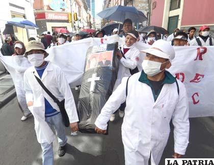 Médicos protestan en las carreteras con bloqueos y estudiantes marcha y ayunan (Foto APG)