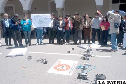 Los periodistas están al servicio del pueblo y siempre defenderán la libertad de expresión y de prensa