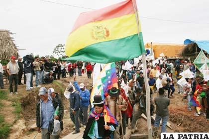 Indígenas marchan hacia la sede de Gobierno por caminos destruidos hacia La Paz (Foto APG)