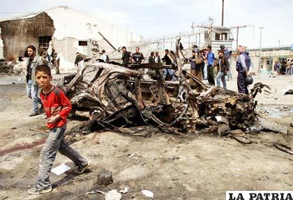 Coche destruido en un ataque en Kabul-Afganistán como respuesta a la visita del presidente de EE.UU. Barak Obama (Foto: elpais.cr)