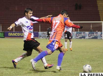 Prado intenta quitarle la pelota a Flores (Foto: APG)