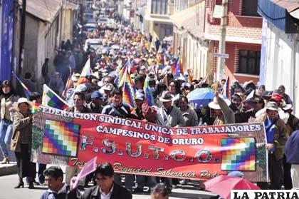 La Fsutco participo masivamente en la marcha de respaldo al Gobierno