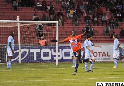 Jefferson Lopes anotó el segundo para la U. (Foto: APG)