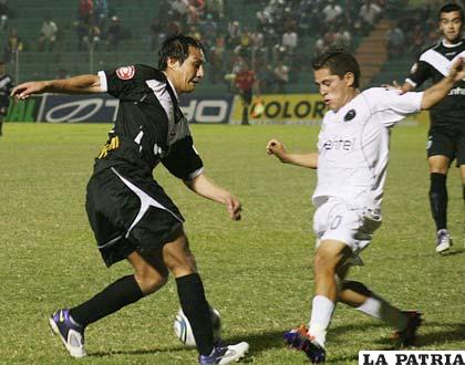 Cristian Vargas intenta eludir a su marcador (Foto: APG)