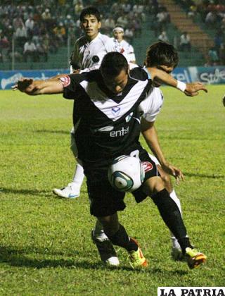 Pablo Salinas con la pelota (Foto: APG)