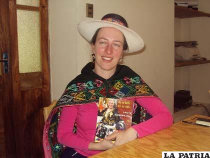 Eveline Sigl junto al libro del cual es coautora “No se baila así no más…”