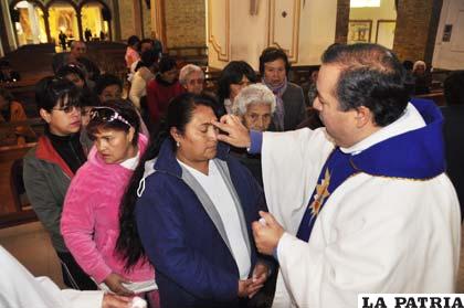 Católicos participando de la Eucaristía en honor de San Peregrino