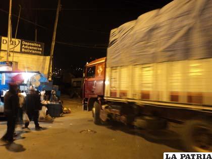 El camión ingresa velozmente a Depósitos Aduaneros Bolivia