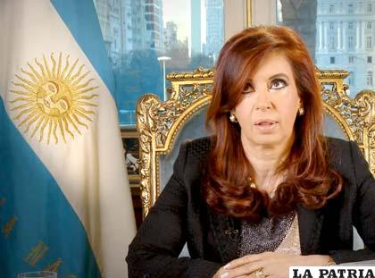 Cristina Fernández presidenta de Argentina promulgó la Ley de expropiación del 51 % de las acciones de YPF (Foto: taringa.net)