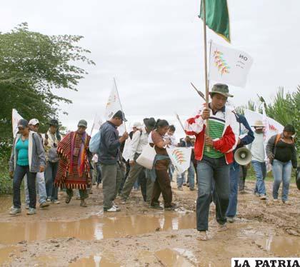 Marchistas tras haber transitado por caminos anegados, planean estrategia para atravesar San Ignacio de Moxos (Foto APG)