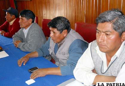 Dirigentes en el ampliado extraordinario de emergencia