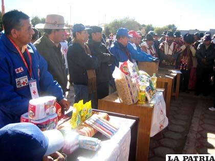 Ceremonia de entrega de la ayuda de la Cruz Roja Boliviana