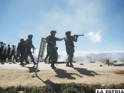 Una de los incidentes de los hechos violentos producidos este viernes en la carretera Oruro-La Paz