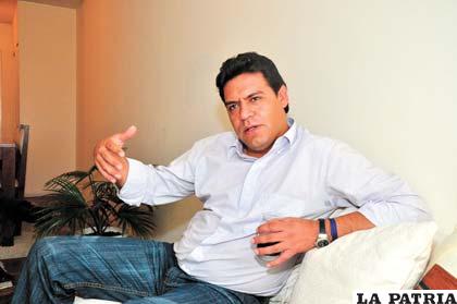 Luis Revilla alcalde de La Paz, asegura que dialogará con los chóferes sin derogar la Ley Municipal de Transporte y Tránsito Urbano (la-razon.com)