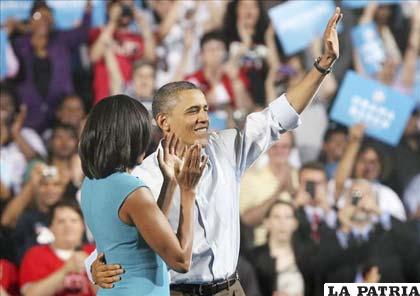 Barack Obama abraza a su esposa Michelle durante un acto electoral en Columbus, Estados Unidos (Foto EFE)