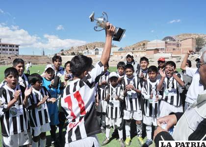 Jugadores de Oruro Royal celebran el título de la Sub-13