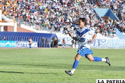 Miguel Loayza celebra el segundo gol que marcó