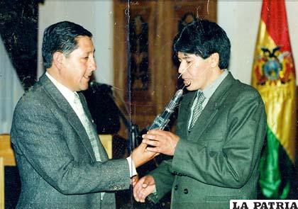 Edwin Tórrez hace la entrega del Faro de Plata a Willy Martínez en 1998 (Foto Archivo)