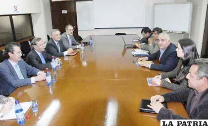 El Presidente de la Red Eléctrica de España José Folgado, en reunión con el Ministro de Hidrocarburos y Energía Juan Sosa, dialogaron sobre la nacionalización de la TDE
