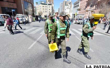 Efectivos policiales cumplieron su labor cotidiana y no evitaron el bloqueo de los transportistas como lo hicieron con otros sectores a quienes reprimieron (APG)