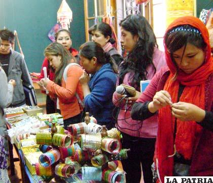 Otro punto atractivo de la muestra fue la presentación de artesanías