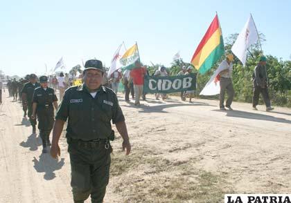 Marcha por el Tipnis escoltada por policías (Foto APG)