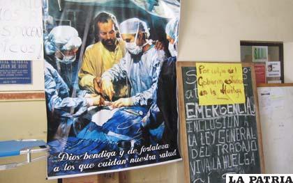 En el ingreso al Hospital General “San Juan de Dios” los trabajadores expresaron su fe con un banner