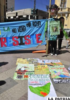 Grupo socioambiental hace conocer en la Plaza 10 de Febrero su posición frente a conflictos en el país