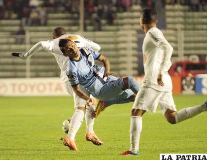 Cardozo cae ante la marca de sus rivales en el partido de ida que jugaron Bolívar y Santos