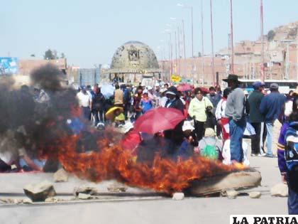 El bloqueo fue contundente en la carretera salida a La Paz