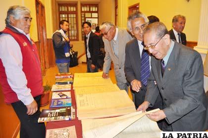 La historia de Oruro y Bolivia concentrada en publicaciones de diario, fue puesta a consideración de la población en exposición municipal