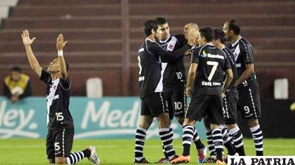 Jugadores del Vasco Da Gama celebran la clasificación (Foto: foxsportsla.com)