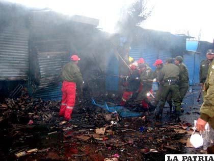 Los efectivos de Bomberos y del Comando Departamental en la tarea de apagar el incendio