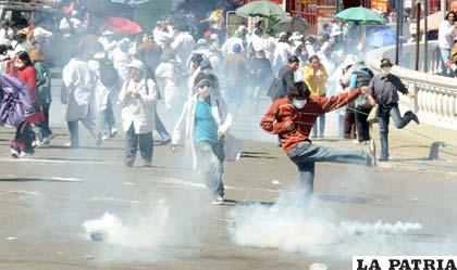 Enfrentamiento entre estudiantes y policías en La Paz