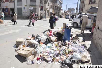 Gran cantidad de basura en las calles el centro de la ciudad