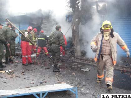 Los bomberos arriesgaron su vida ante la explosión constante de los juegos pirotécnicos