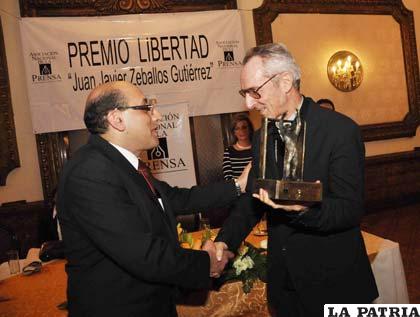 El presidente de la ANP, Marco Dipp entrega el Premio Libertad “Juan Javier Zeballos” a monseñor Tito Solari (Foto Dico Soliz)