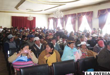 Los productores de camélidos reunidos en el salón Ildefonso Murguía de la Gobernación de Oruro