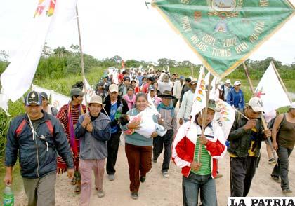 Indígenas que marchan en defensa del Tipnis piden apoyo con la dotación de alimentos, medicamentos y abrigos 
(APG)