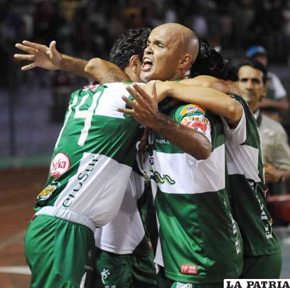 Jugadores de Oriente Petrolero celebran el triunfo ante San José (foto: APG)