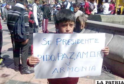 Carlos Alberto, el niño que pidió paz al Presidente Morales (FOTO: Juan Carlos Barrionuevo)
