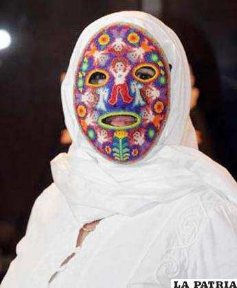 Disfraces elaborados con madera, paja, corcho, metal, pieles y colorido satén, rememoran los rituales ancestrales (eluniversal.com.mx)