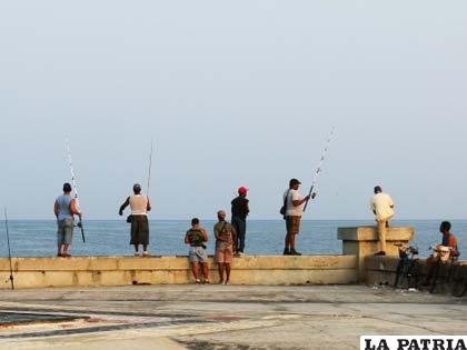 Alrededor de 200 pescadores se reunieron en el Malecón de La Habana para competir en el evento organizado por el Club Náutico Internacional Ernest Hemingway de Cuba (CNIH)