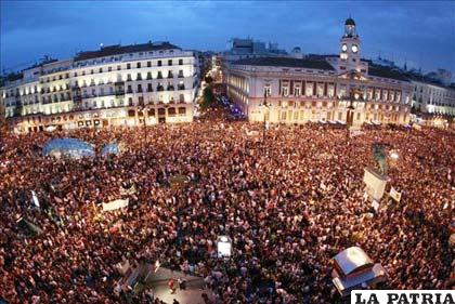 Integrantes del Movimiento 15-M abarrotan esta noche la céntrica Puerta del Sol de Madrid en el primer aniversario del movimiento reivindicativo