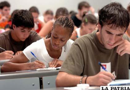 Un grupo de jóvenes, realizando un examen en la universidad
