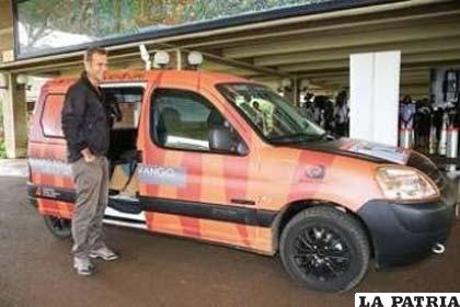 Xavier Chevrin, junto a su auto eléctrico